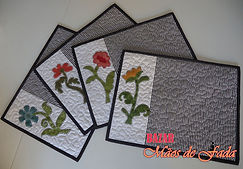 Artesanatos, Patch Aplique, Bordados, Crochê, Avental, Avental de Calças Jeans, Bate Mãos, Caminho de Mesa, Capa botijão, Capa Cadeira, Capa Fogão, Capa Liquidificado, Capa Forma de Pão, Chaveiro de tecido, Jogo Americano, Jogo de Banheiro, Pano de Prato, Pegador de Geladeira, Peso de Porta, Porta Papel Higiênico, Puxa Saco, Tampa vidro de condimentos, Tapetes, tapetes bordados, tapetes de patch aplique, Toalha de mãos, toalhas de rosto, toalha infantil, toalhas adultos.