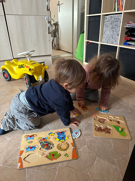 kinder auf boden.jpeg