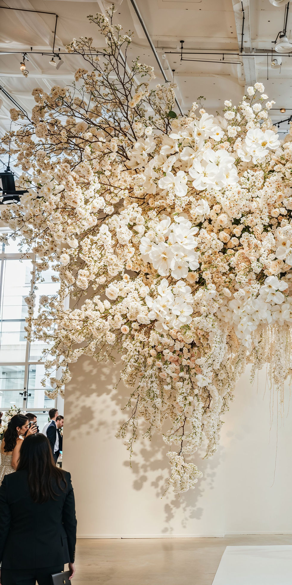 magnific-q8diAlN2YfhfJFfk9Se8-chanellangeli_luxe_artistic_floral_installation_at_wedding_i