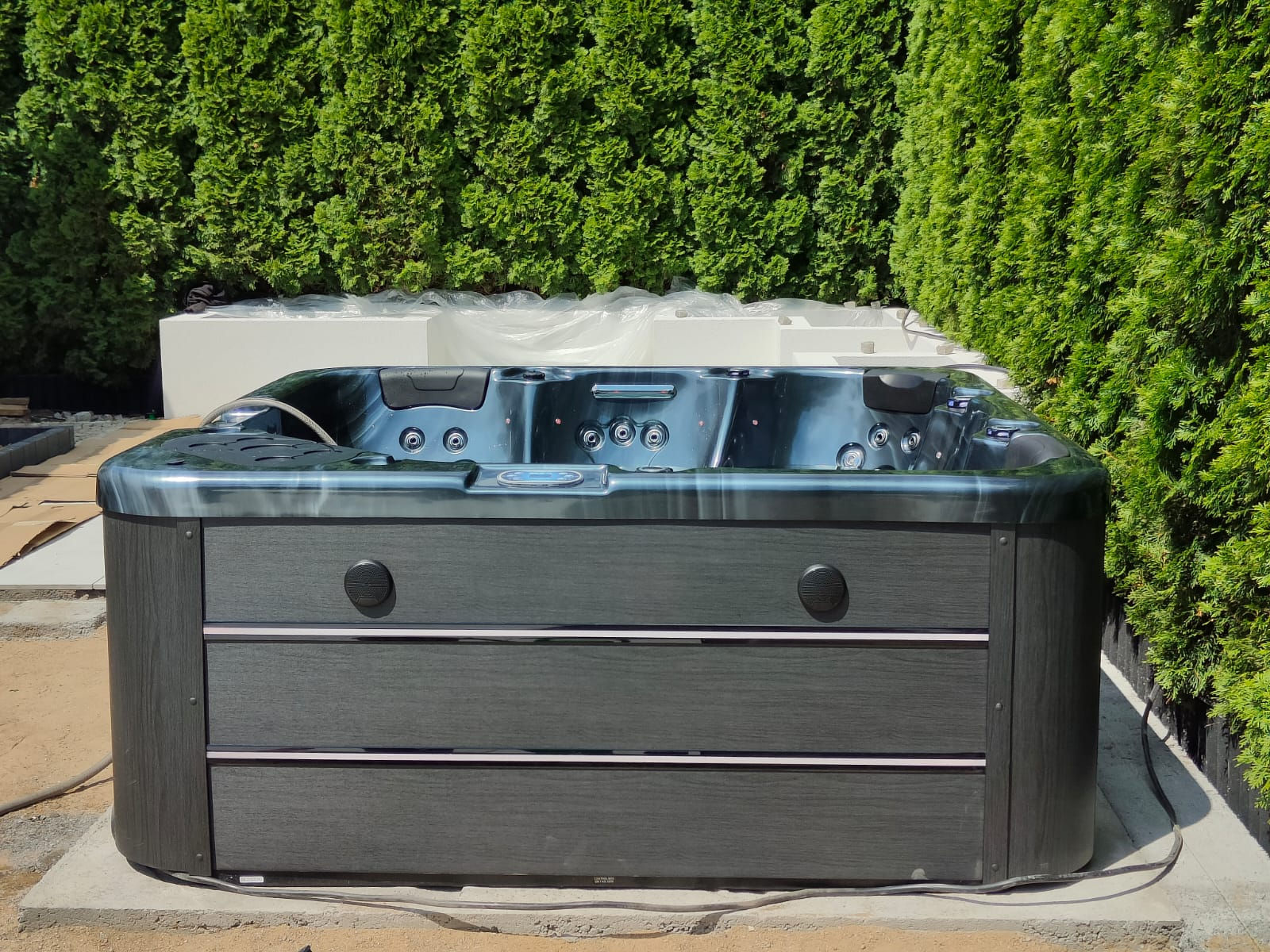 Luksusowe Jacuzzi – Relaks i Komfort w Twoim Ogrodzie