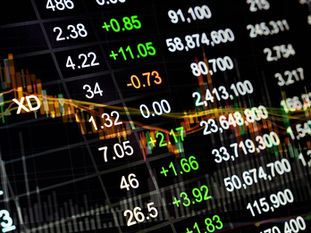 Painel eletrônico mostrando cotações, números e gráficos financeiros do mercado de ações da bolsa de valores.
