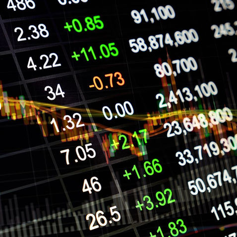 Painel eletrônico mostrando cotações, números e gráficos financeiros do mercado de ações da bolsa de valores.