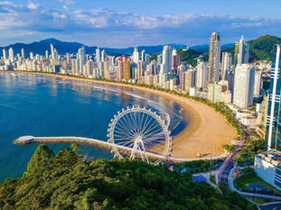 Vista aérea de Balneário Camboriú e seus arranha-céus