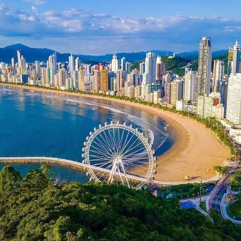 Vista aérea de Balneário Camboriú e seus arranha-céus