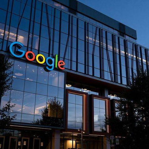 Fachada da sede da Google com logotipo visível em prédio moderno.