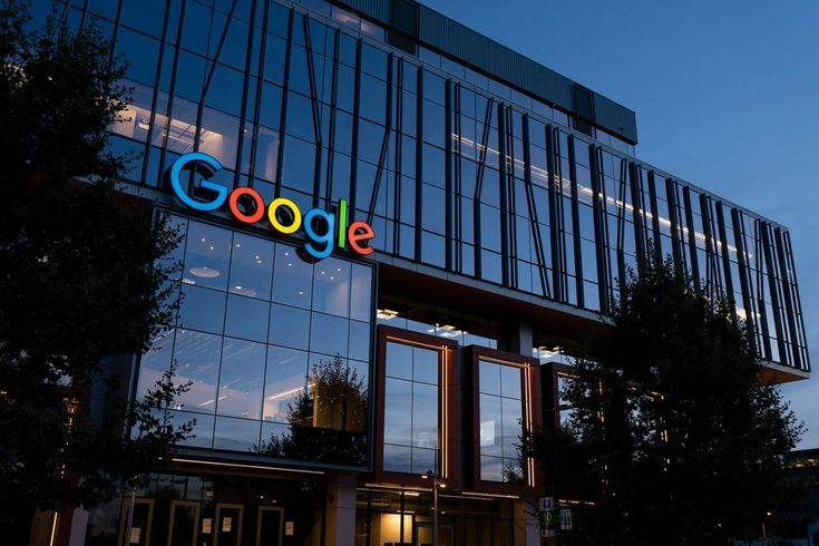 Fachada da sede da Google com logotipo visível em prédio moderno.