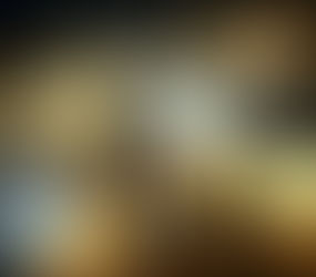 Moeda física de Bitcoin dourada ao lado de uma barra de ouro, com um gráfico financeiro de alta iluminado ao fundo, representando oportunidade de investimento e valorização