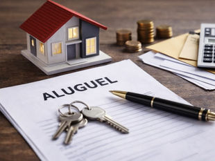 Contrato com a palavra ALUGUEL, chaves e uma miniatura de casa sobre a mesa, representando o conceito de imóveis digitais e senhorio digital.