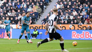 Newcastle United players watch kluivert take a shot for AFC Bournemouth 
