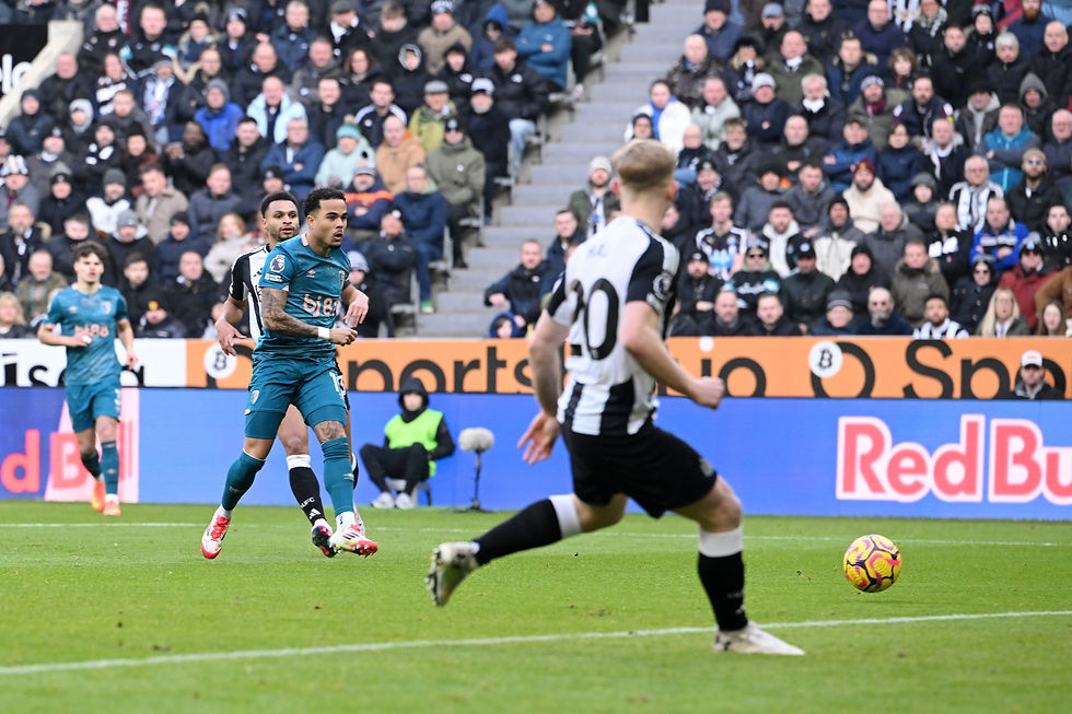 Newcastle United players watch kluivert take a shot for AFC Bournemouth