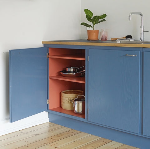 Snedkerkøkken fra Stillark i høj kvalite. Et langtidsholdbart køkken malet i Misty Blue og Terracotta