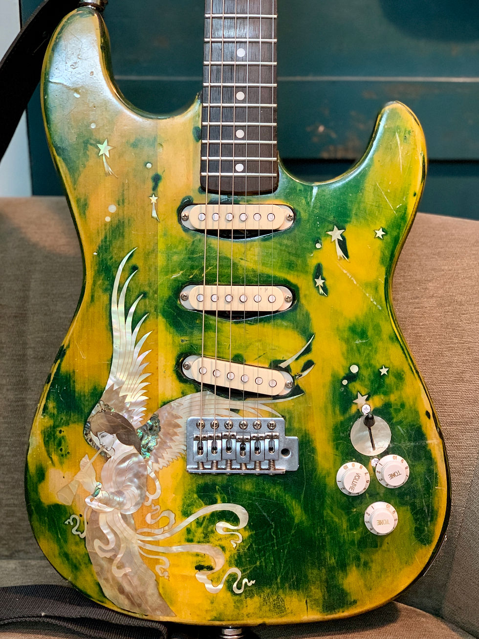 E-Guitar custom với inlay xà cừ thiên thần.