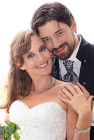 Hochzeitsfotografie,
Weddingshooting,
After Wedding Shooting,
Jessica & Christoph,
Schloss Solitude Stuttgart,
Brautkleid, Brautstrauß, Hochzeitsanzug, Solitude, Schlosspark, Herbsthochzeit,
Regenhochzeit, totalverliebt, Ehepaar, Hochzeitstanz, Schlossarkaden, Opernsänger, Christoph Schweizer