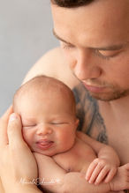Newbornshooting, Babyfotografie, Newbornfotografin, Babyfotografin, Kinderfotografie, Kinderfotografin, Familienfotografin, Cela-Photography, Manuela Schneider, Neugeborenes, Baby, Babygirl, Papa, Papi, Papas Liebling, Papi mit Tochter, Papa und Kind