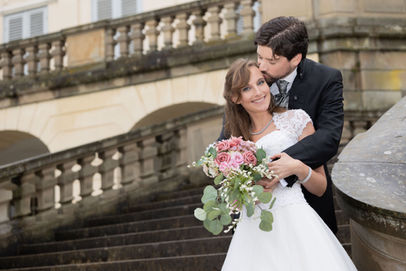 Hochzeitsfotografie,
Weddingshooting,
After Wedding Shooting,
Jessica & Christoph,
Schloss Solitude Stuttgart,
Brautkleid, Brautstrauß, Hochzeitsanzug, Solitude, Schlosspark, Herbsthochzeit,
Regenhochzeit, totalverliebt, Ehepaar, Hochzeitstanz, Schlossarkaden, Opernsänger, Christoph Schweizer