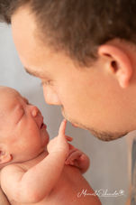 Newbornshooting, Babyfotografie, Newbornfotografin, Babyfotografin, Kinderfotografie, Kinderfotografin, Familienfotografin, Cela-Photography, Manuela Schneider, Neugeborenes, Baby, Babygirl, Papa, Papi, Papas Liebling, Papi mit Tochter, Papa und Kind