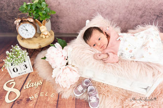 Newbornshooting, Babyfotografie, Newbornfotografin, Babyfotografin, Kinderfotografie, Kinderfotografin, Familienfotografin, Cela-Photography, Manuela Schneider, Babyschaukel, vier Wochen, Kuscheltier, Wecker, Kalenderwürfel, Hortensien, Strampler, Neugeborenes, Baby, Babygirl, Mützchen, Fell, Blumen, Schäfchen, Gießkanne,  Blüten, Blumen, Brille, Newbornoutfit, Babybett