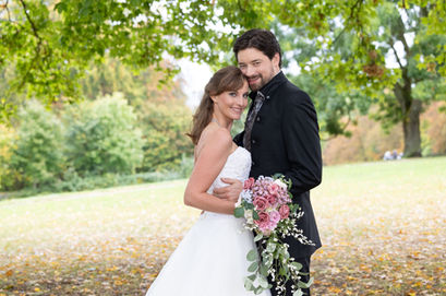 Hochzeitsfotografie,
Weddingshooting,
After Wedding Shooting,
Jessica & Christoph,
Schloss Solitude Stuttgart,
Brautkleid, Brautstrauß, Hochzeitsanzug, Solitude, Schlosspark, Herbsthochzeit,
Regenhochzeit, totalverliebt, Ehepaar, Hochzeitstanz, Schlossarkaden, Opernsänger, Christoph Schweizer