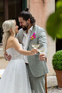 Destination Wedding I Heiraten in Italien I Brautpaar stößt mit Wein auf sdeine Trauung an