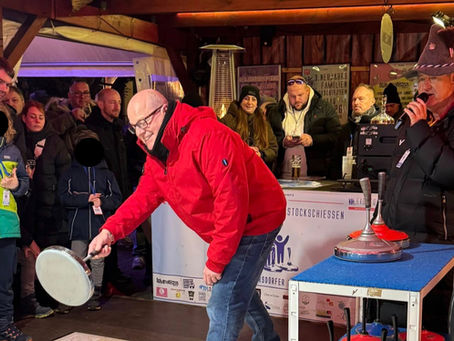 Kälte auf dem Eis, Wärme im Miteinander: Neujahrs-Eisstockschießen belebt Kummersdorf-Alexanderdorf