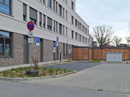 Schilderwald hinterm Rathaus