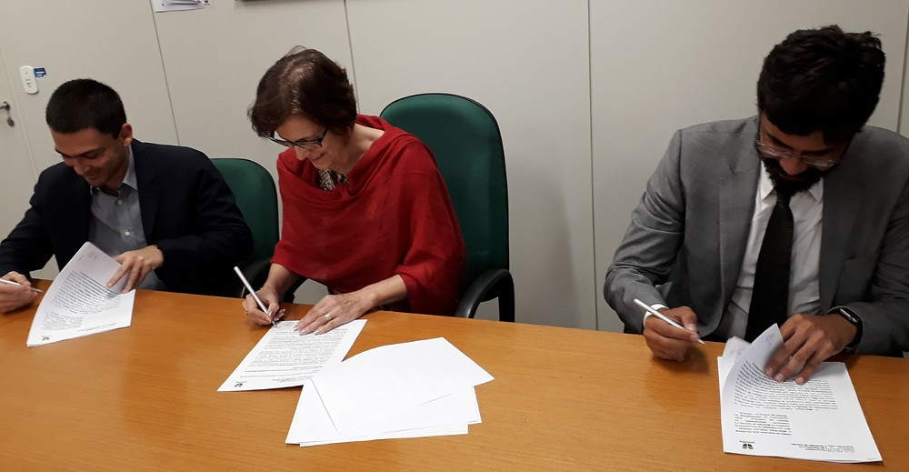 Na imagem o Procurador da República Tiago Gutierrez, a Reitora da FURJ/UNIVILLE Sandra Furlan e o Procurador da República Flavio Pavlov assinam o termo de parceria.