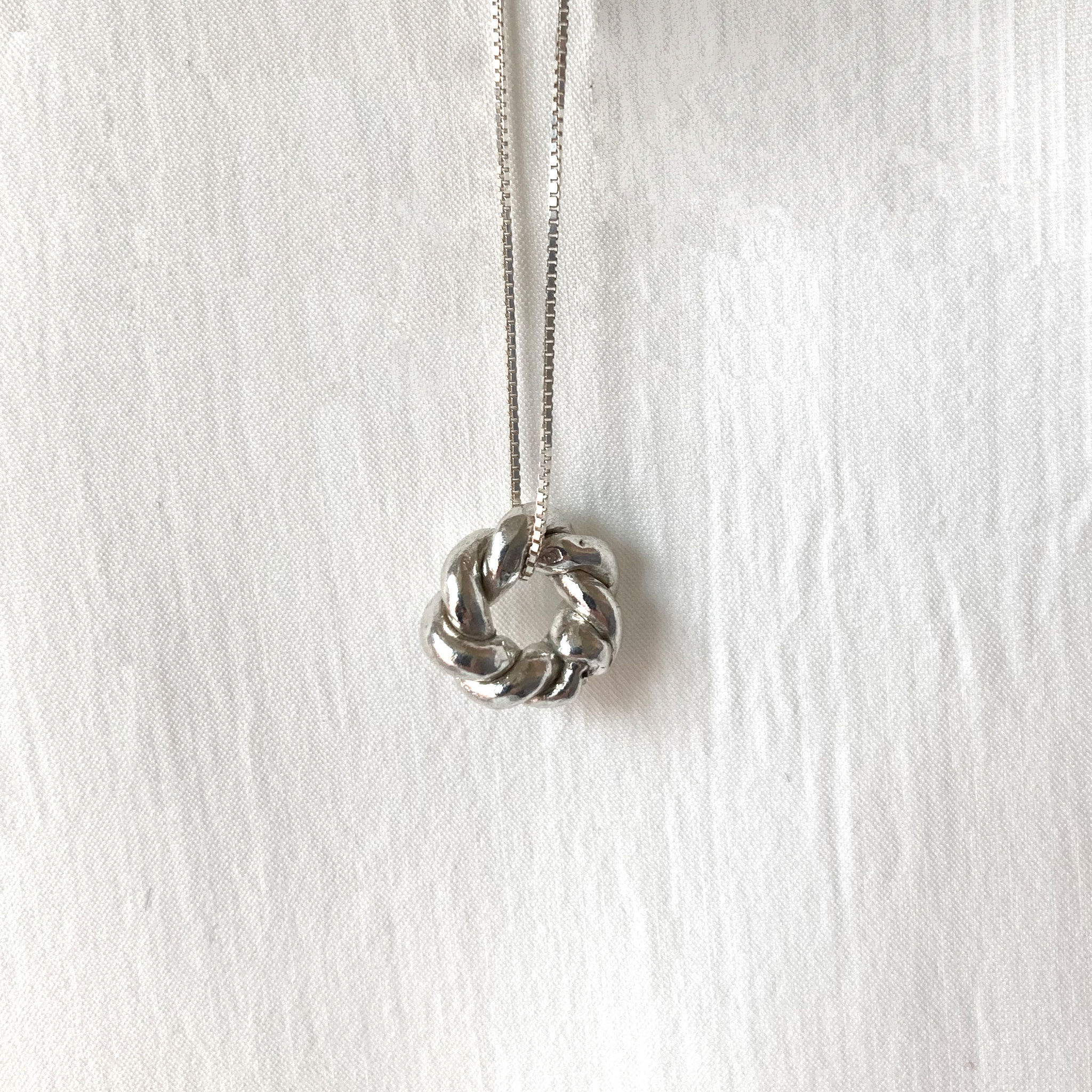 HUG Silver Necklace Twist