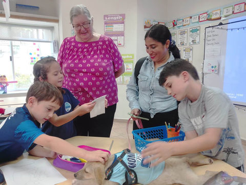 Animal rescue and protection organization in Honduras teaches kids about animals by bringing a puppy to the classroom
