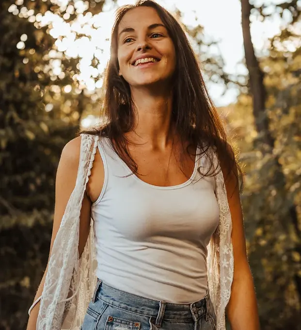 Porträt von Natalie Kotulenko Rojko, Breathwork Teacherin und Hypnotiseurin, bei einem entspannten Spaziergang in der Natur in Österreich