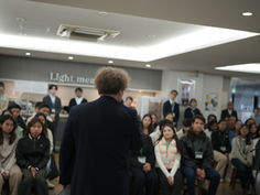 始業式中の学生たち