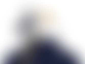 Homme d'affaires grimpe échelon succès avec échelle vers sommet montagne drapeau victoire confettis. Illustration carrière recrutement LinkedIn.