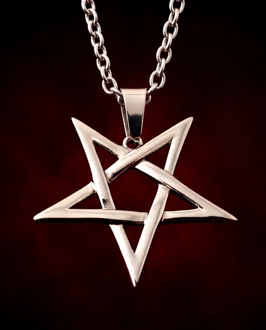 Collar de pentagrama invertido