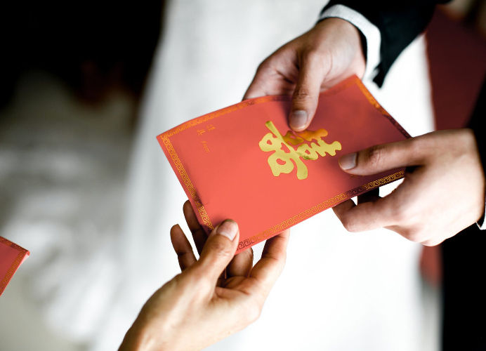 giving wedding red packet