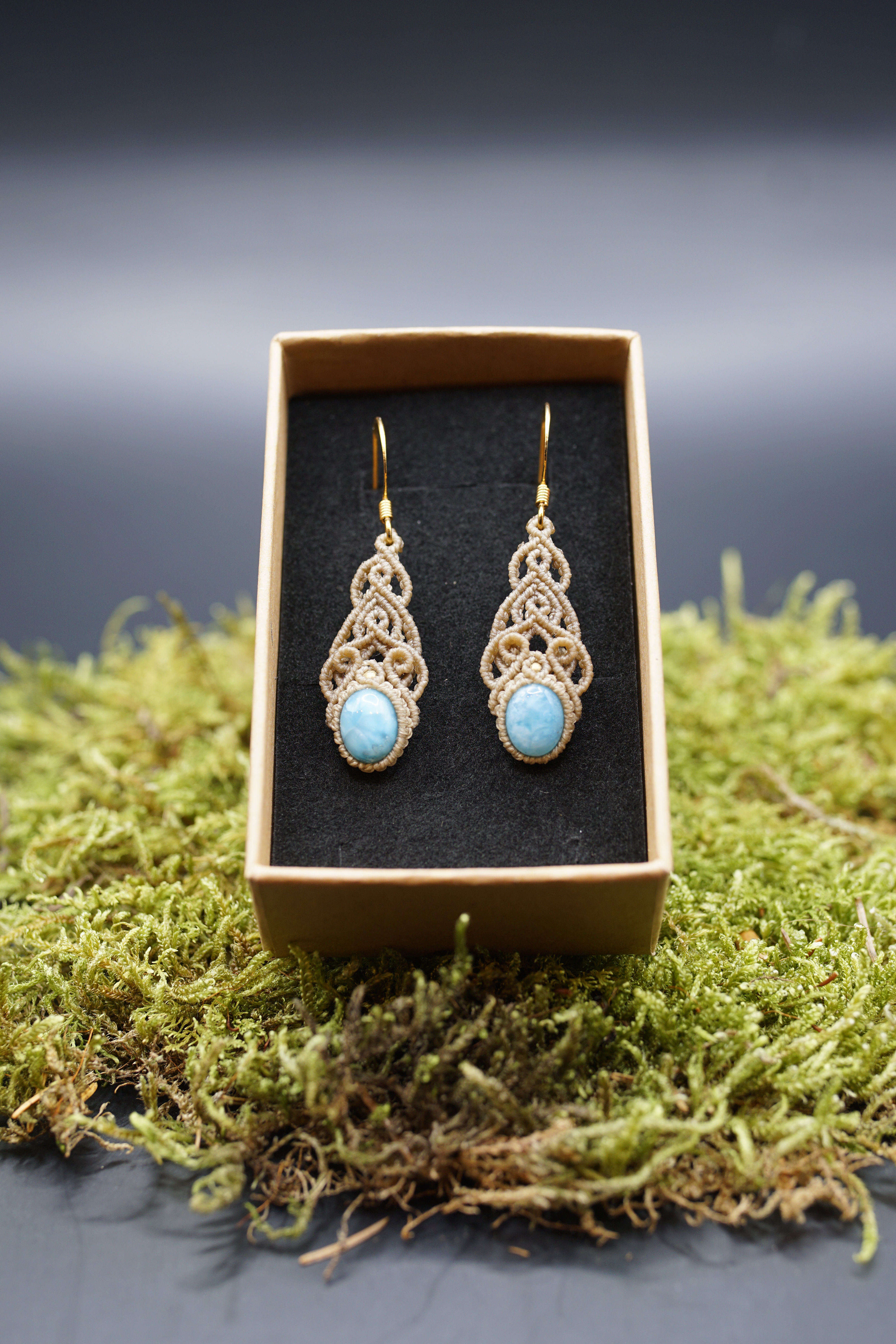 Macramé-Ohrringe mit Larimar-Steinen