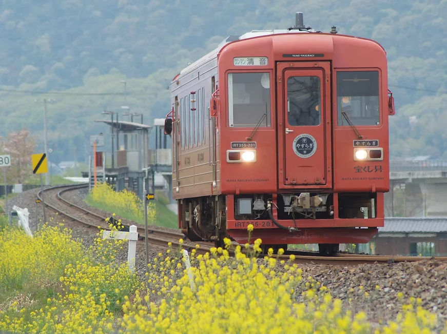 red yume yasuragi train carriage leaving station