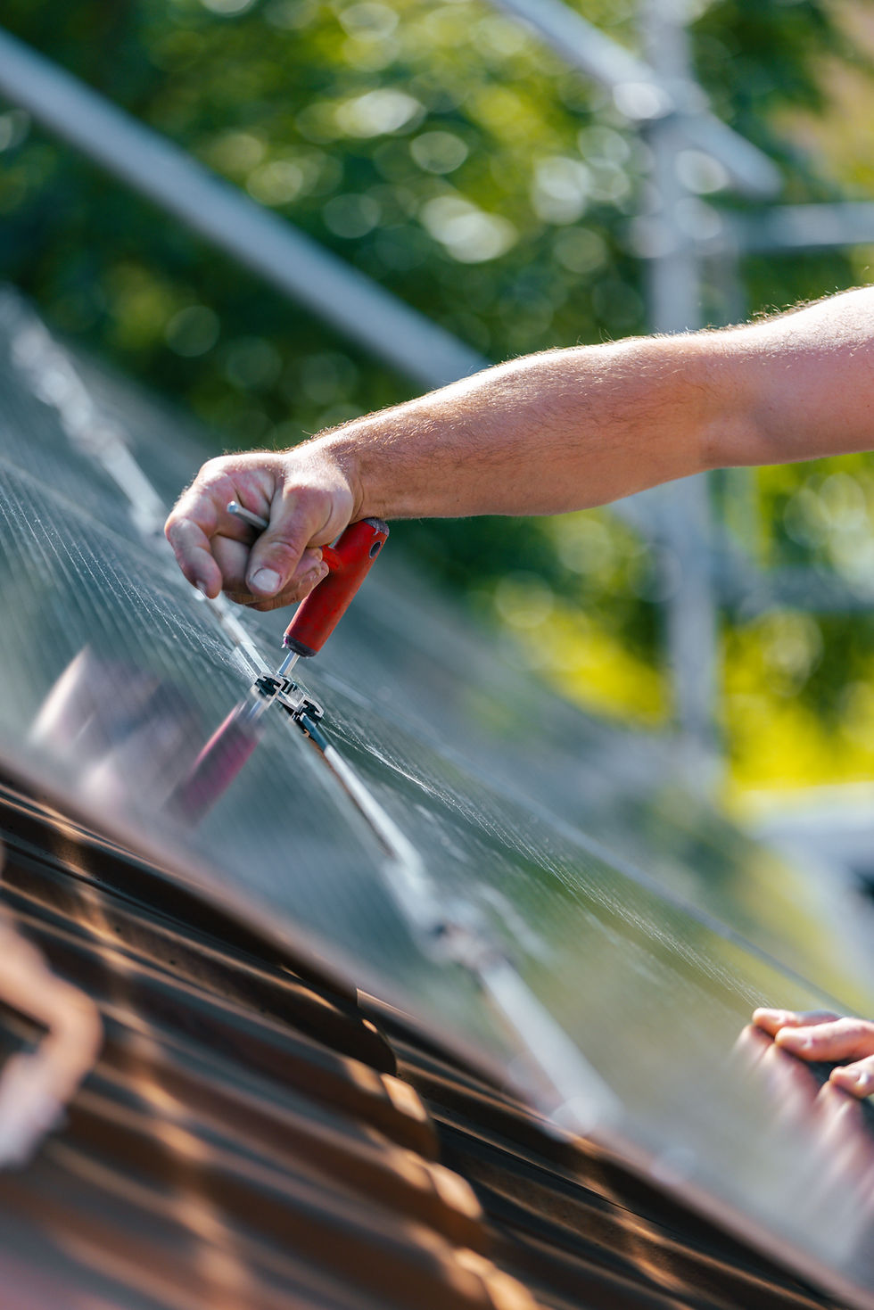 clevergie Team montiert Solarmodule auf einem Dach für erneuerbare Energie