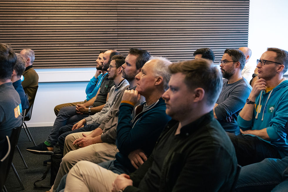 Menschen an einem clevergie Event rund um Solarenergie, Wärmepumpen und smarte Energiesysteme