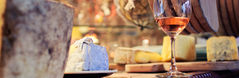 Dégustation de vins et fromages du Jura lors d’un circuit gastronomique chez des producteurs locaux