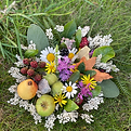 Offrande à base de fleurs et éléments naturels