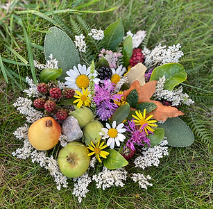 Offrande à base de fleurs et éléments naturels
