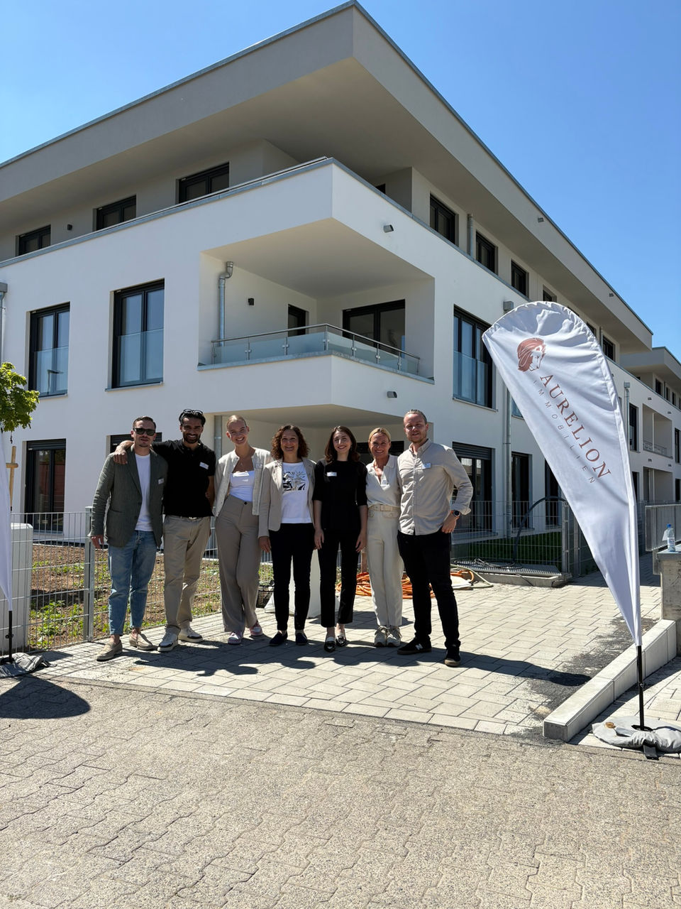 5 Personen stehen vor dem Objekt.