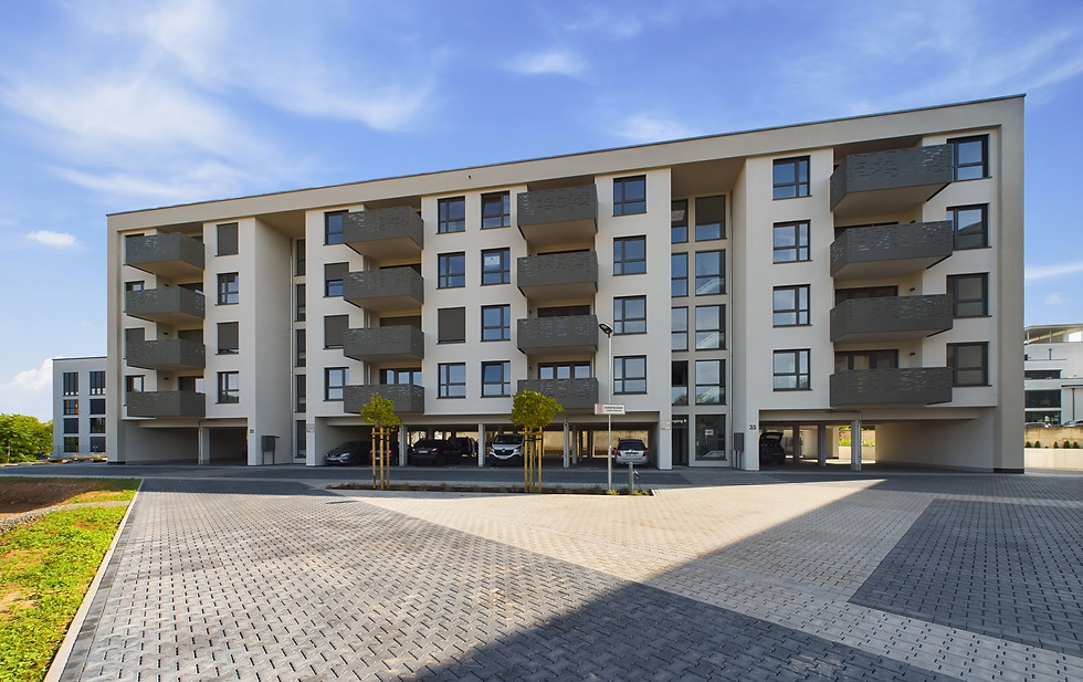 Vorderansicht eines modernen Mehrfamilienhauses