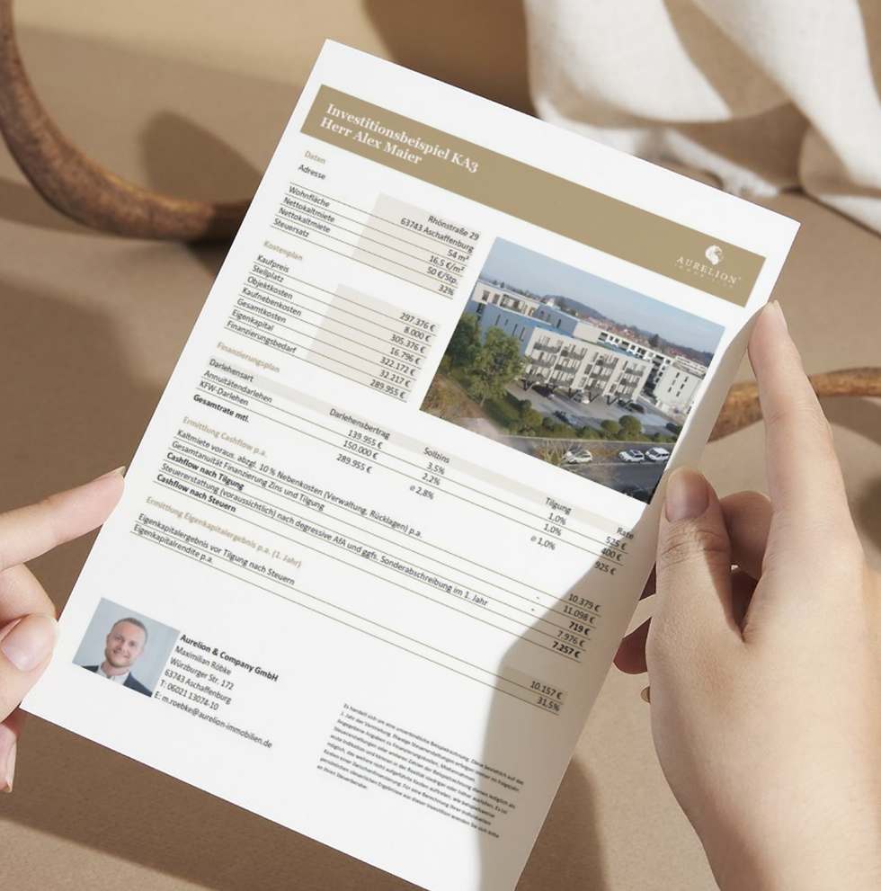 Aurelion Immobilien-Exposé in der Hand