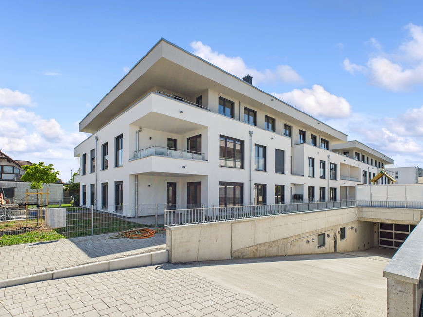 Außenansicht mit Tiefgarage