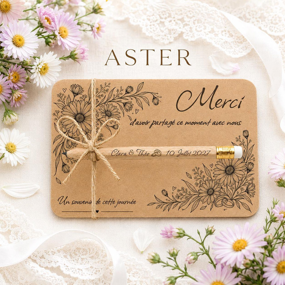 Peut inclure: Une carte rectangulaire en papier kraft avec des illustrations florales noires, le texte "ASTER", "Merci d'avoir partagé ce moment avec nous" et "Un souvenir de cette journée". Un crayon en bois avec "Clara & Théo 10 Juillet 2027" est attaché.