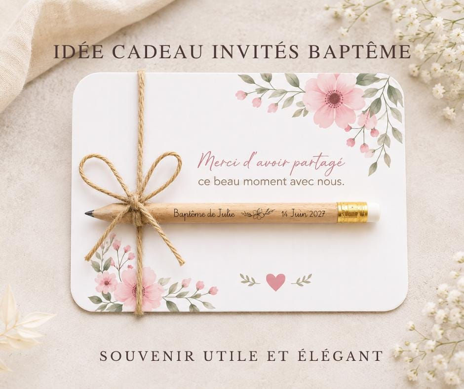 Peut inclure: Une carte rectangulaire blanche ornée d'illustrations florales roses, attachée avec un nœud en ficelle de jute retenant un crayon en bois. La carte porte le texte IDÉE CADEAU INVITÉS BAPTÊME, Merci d'avoir partagé ce beau moment avec nous et SOUVENIR UTILE ET ÉLÉGANT.