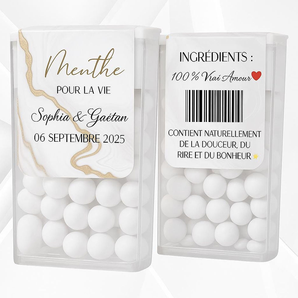 Peut inclure: Deux boîtes en plastique transparent remplies de menthes blanches. Les boîtes ont des étiquettes avec des motifs de marbre or et blanc. Une étiquette indique "Menthe POUR LA VIE Sophia & Gaétan 06 SEPTEMBRE 2025". L'autre étiquette liste les ingrédients.