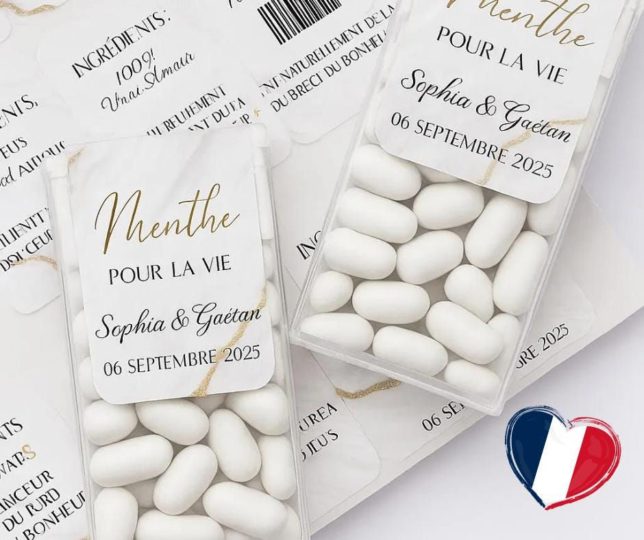 Peut inclure: Boîtes en plastique transparent remplies de menthes blanches. Chaque boîte porte une étiquette avec l'inscription dorée "Menthe POUR LA VIE Sophia & Gaétan 06 SEPTEMBRE 2025". D'autres étiquettes avec du texte sont visibles.