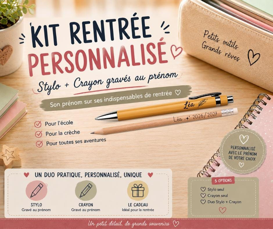 Peut inclure: Un kit de fournitures scolaires personnalisé comprenant un stylo à bille jaune et un crayon en bois, tous deux gravés au nom de Léa. Le crayon porte également le texte 2026/2027. L'ensemble est présenté avec une trousse beige et un carnet.