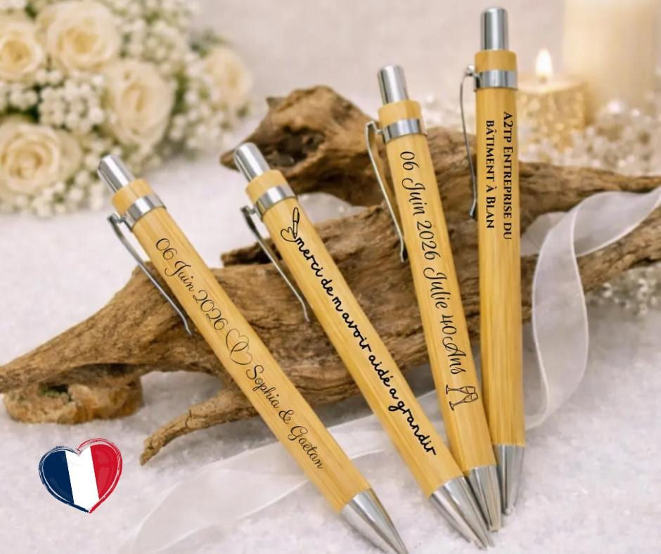 Peut inclure: Quatre stylos en bambou avec des clips et des pointes en métal argenté. Chaque stylo présente des textes et des graphiques gravés au laser, incluant des dates, des noms et des phrases comme 'merci de m'avoir aidé a grandir' et 'A2TP ENTREPRISE DU BÂTIMENT À BLAN'.